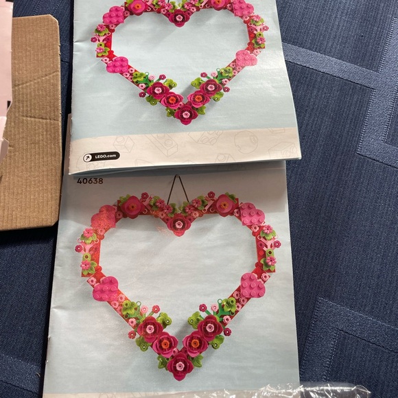 LEGO Floral Heart Wreath with Pink and Green Accents - Picture 3 of 4